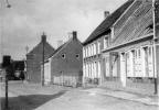 Huise, Dorpsplein: het huis met hek is de familiewoonst van 1934 tot 1948